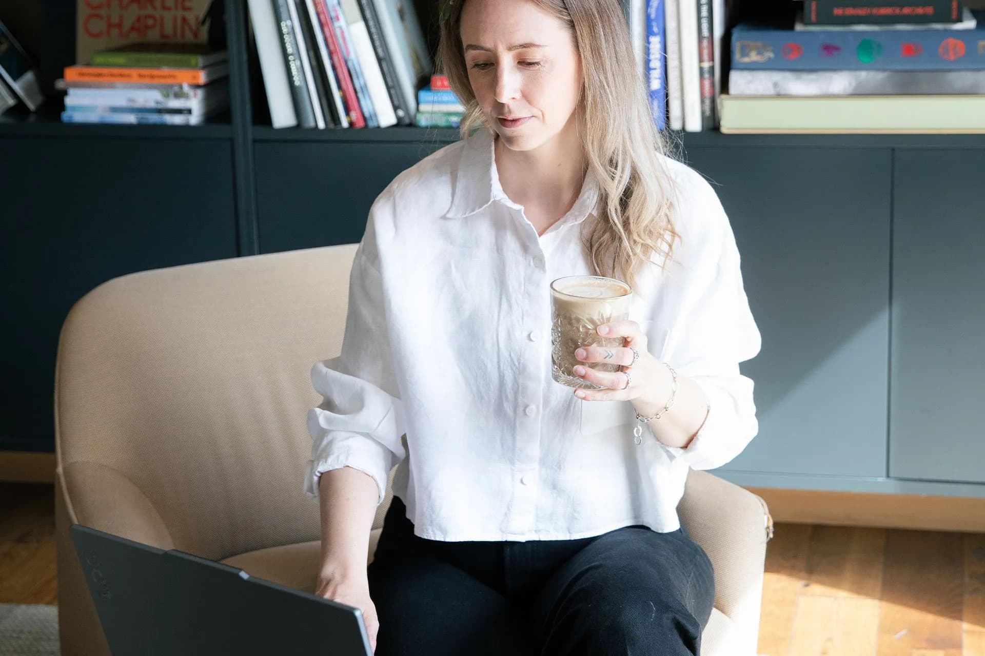 Monica Myklebust med en kaffekopp