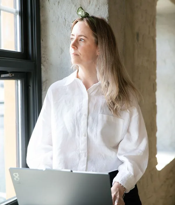 Monica Myklebust ser ut vinduet