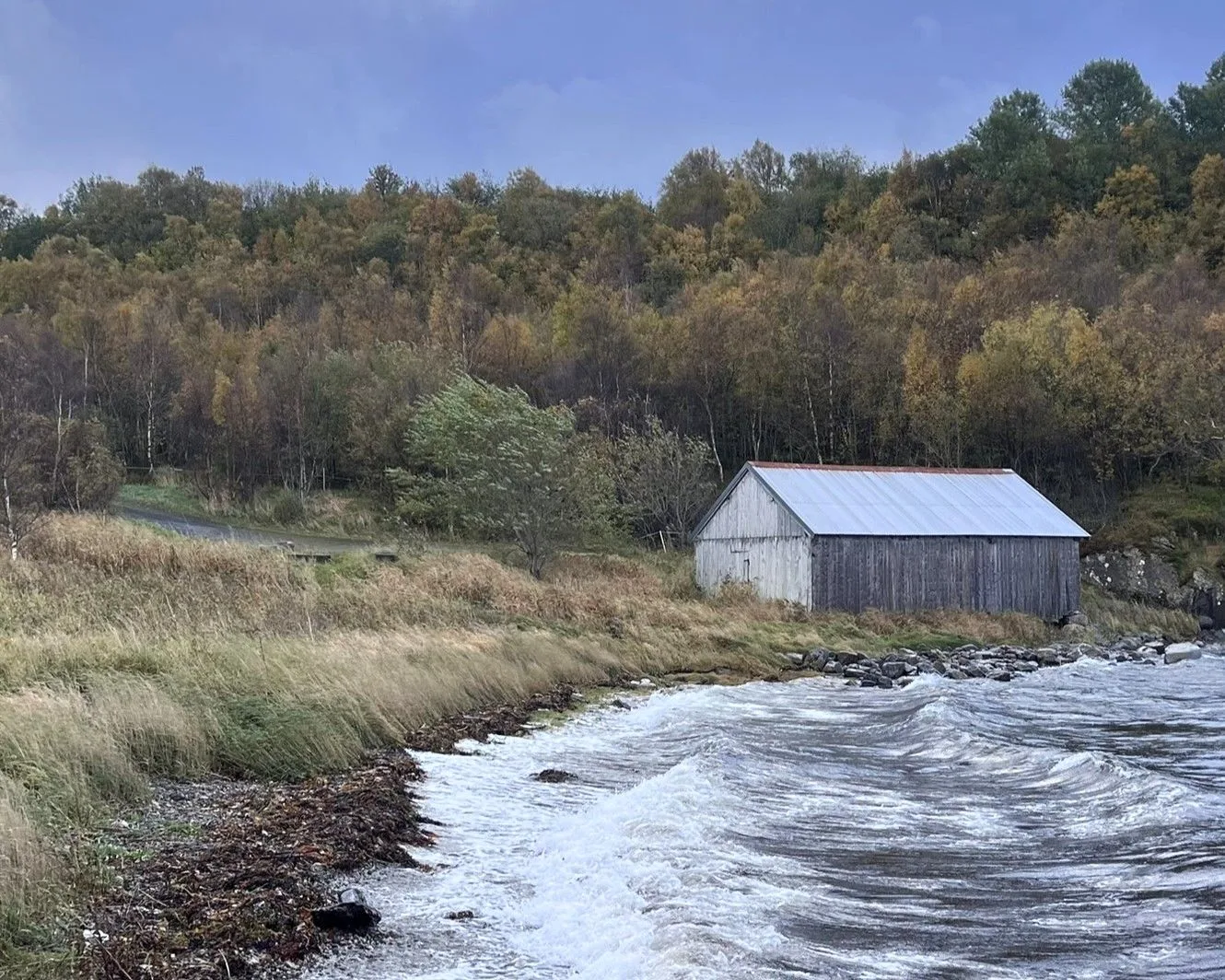 Naust ved strandkanten
